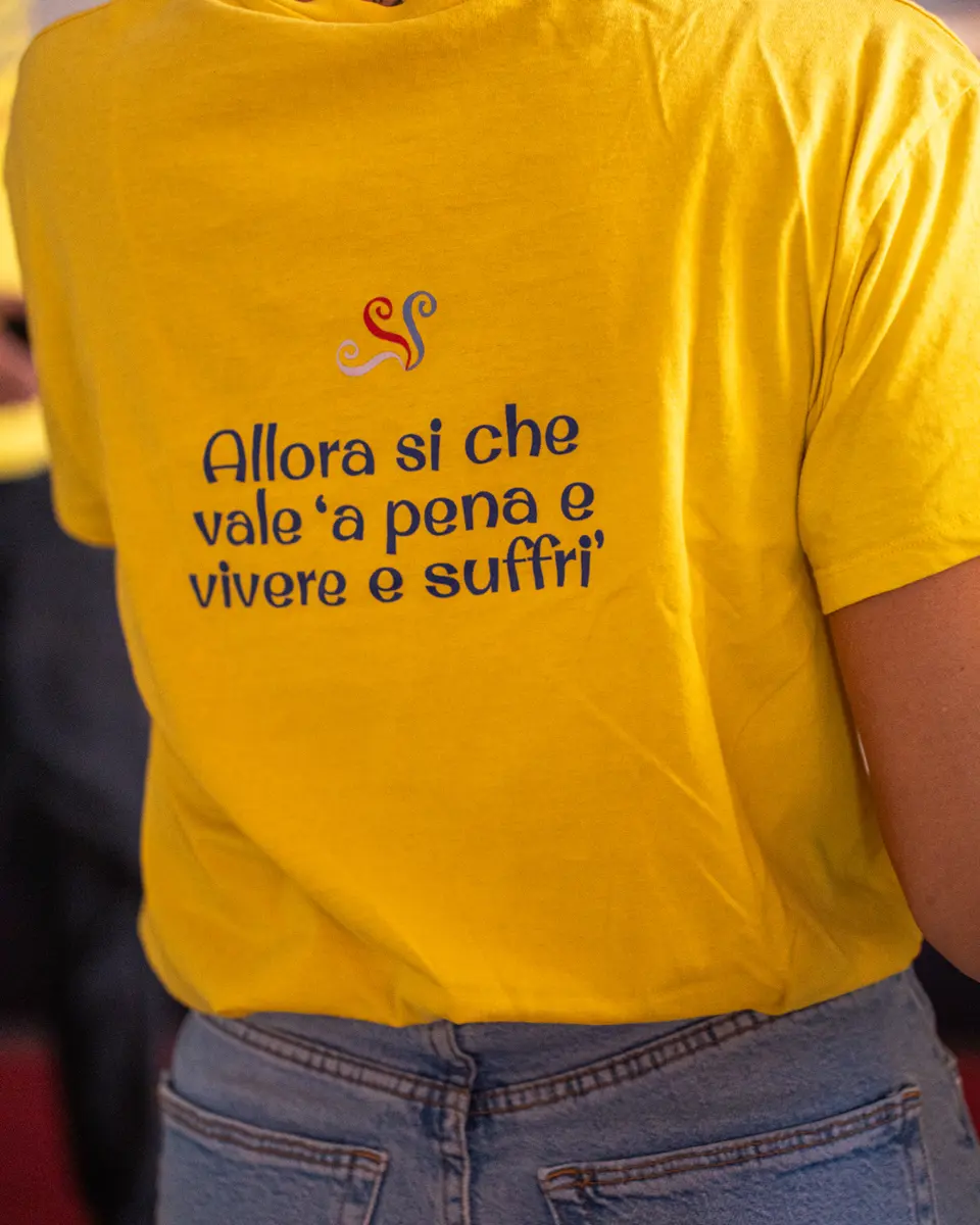 La maglietta dello staff: 
