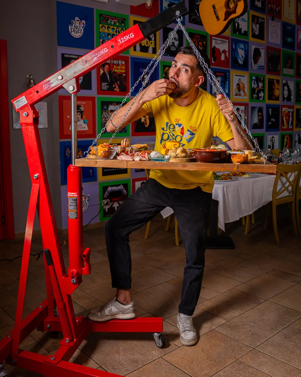 Il mega tagliere servito sospeso alla gru, nella sala con i poster