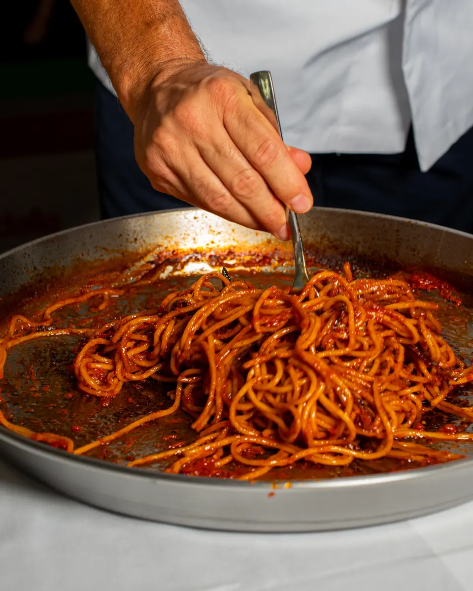 Spaghetti all'assassina nella padella di ferro