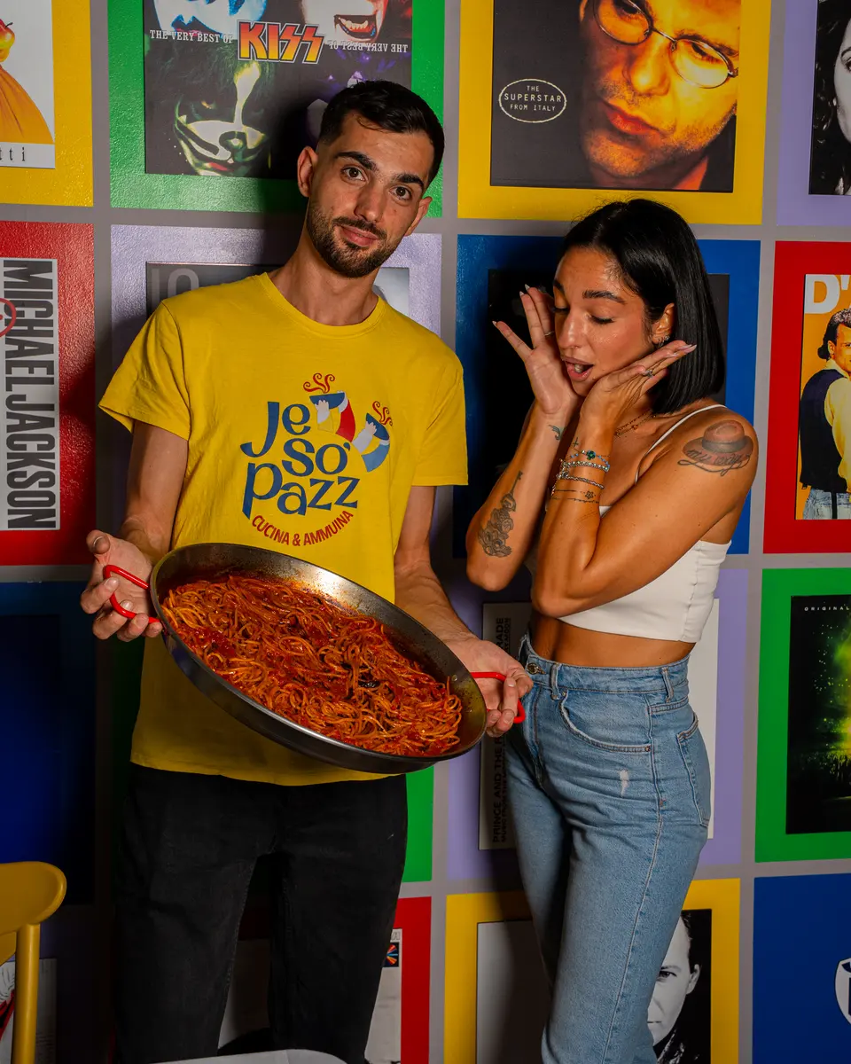 La padella degli spaghetti all'assassina portata in sala
