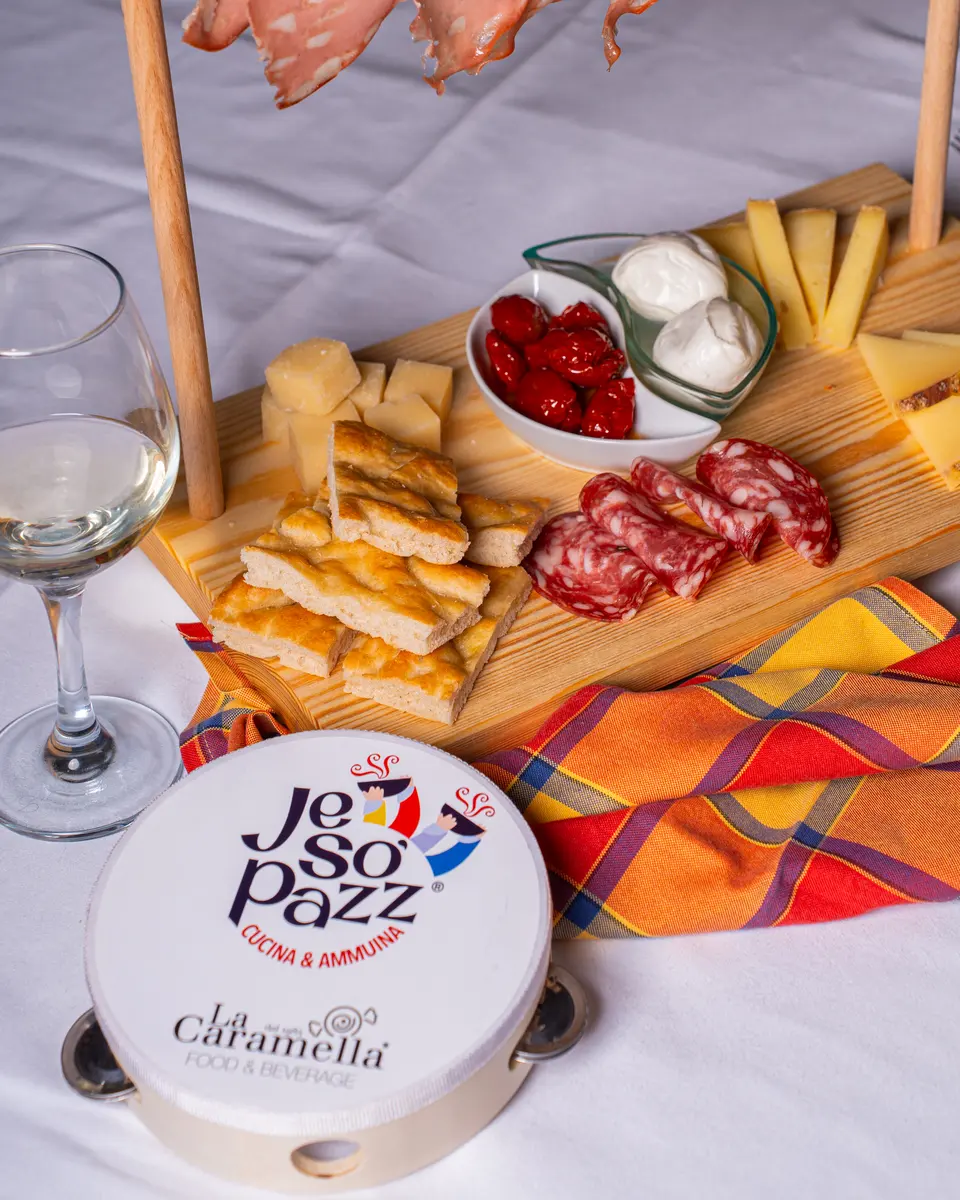Lo stendino: il tagliere di salumi e formaggi appeso al cavalletto