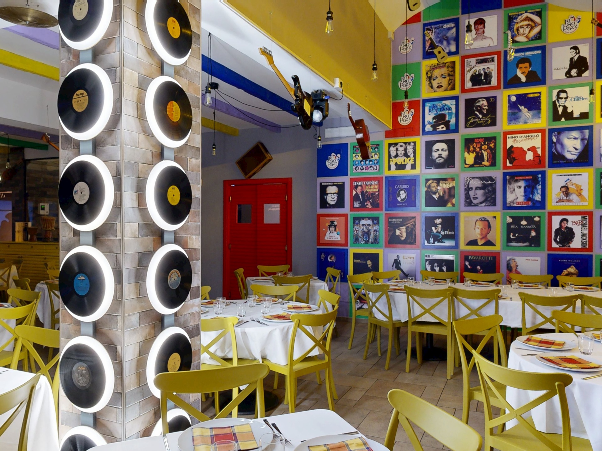 Sala con copertine colorate