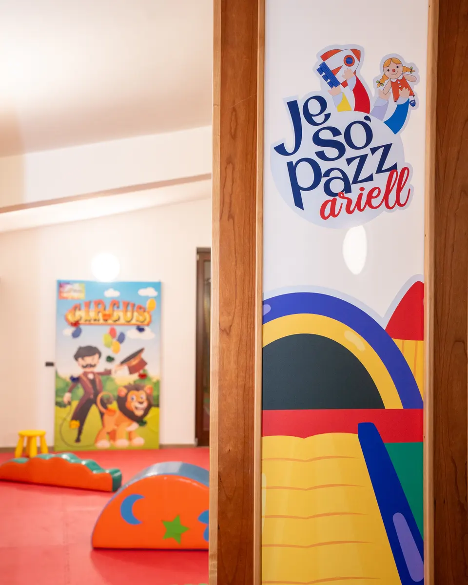 L'area bimbi con i gonfiabili e l'insegna Je So Pazz Ariell