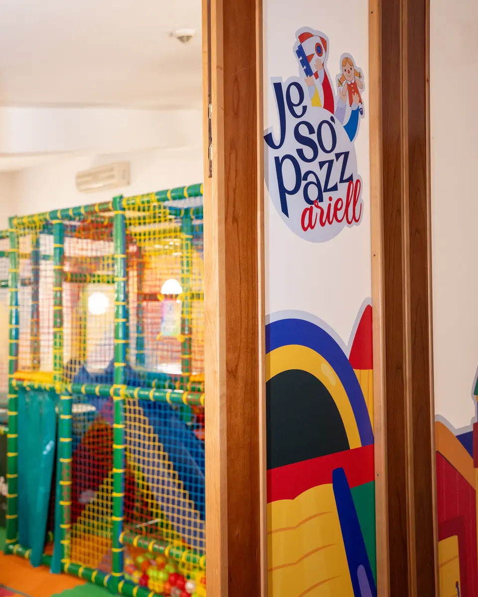 La struttura da arrampicata del playground di JE SO PAZZ
