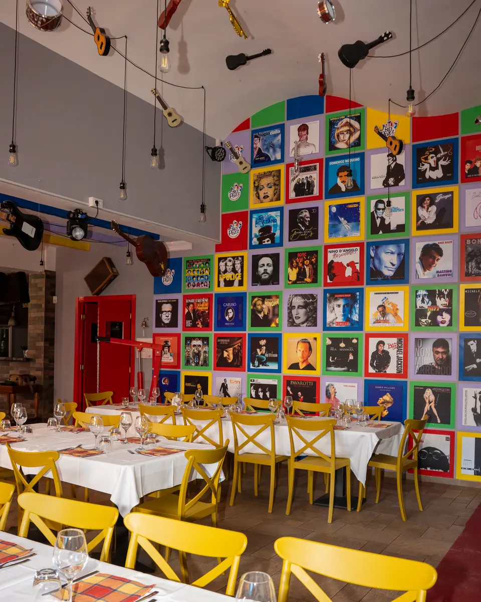 La sala con la parete di poster e il palco