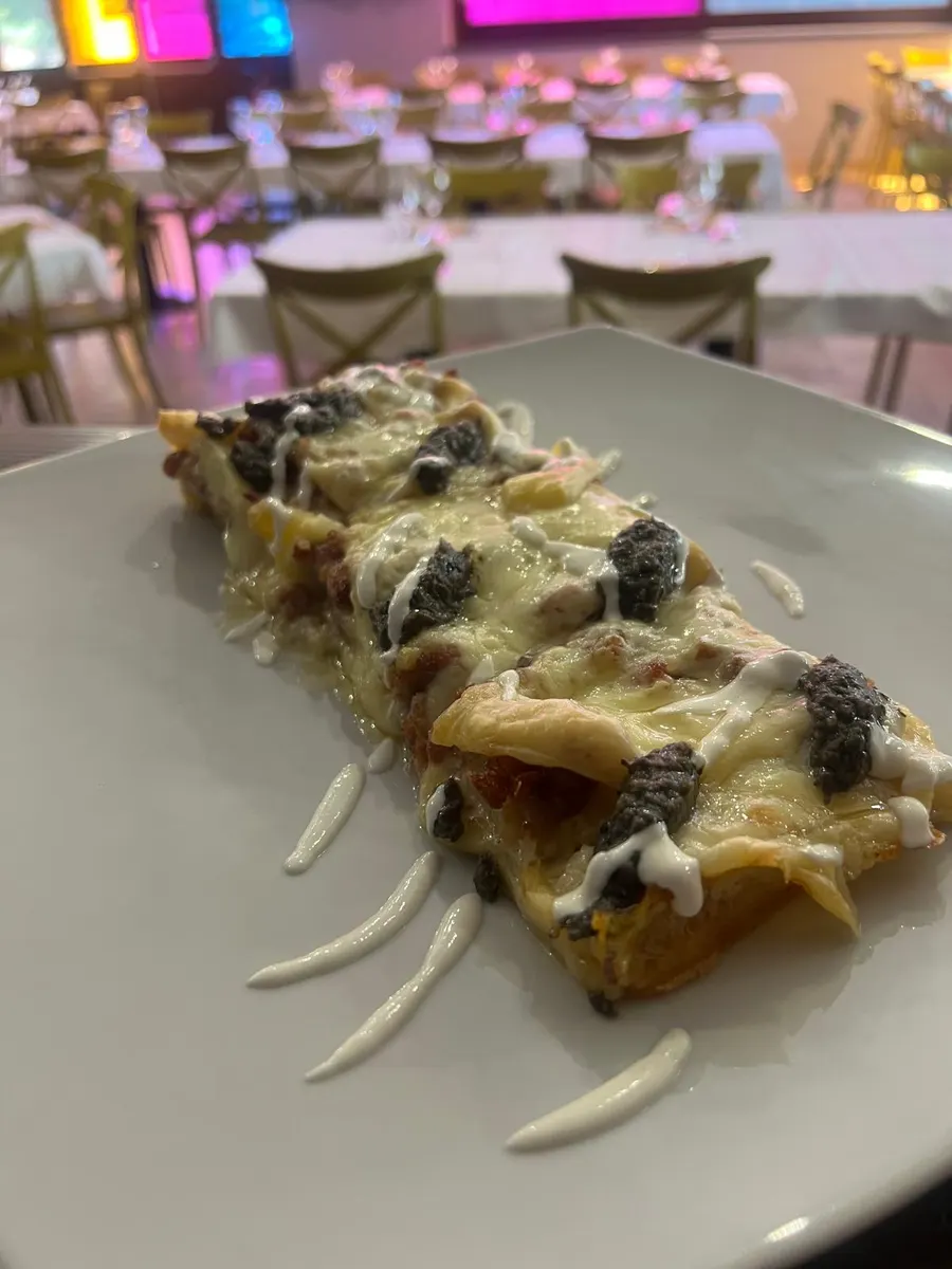 Pazzillo con provola e verdure servito in sala da JE SO PAZZ
